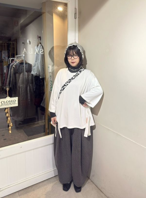 下擺大收邊開衩小布標九分袖上衣 