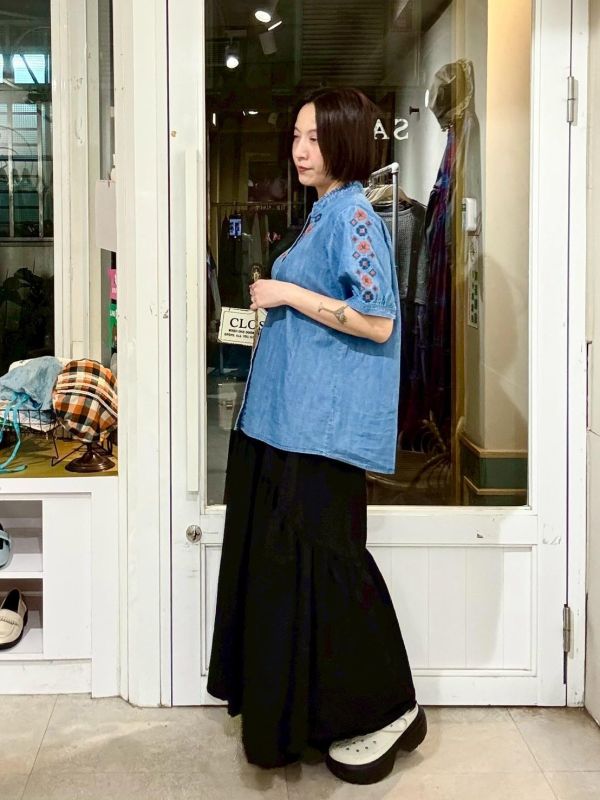 V領木耳邊刺繡牛仔襯衫 