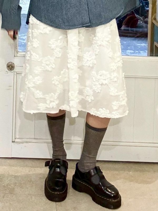 白色滿版立體花及膝裙 