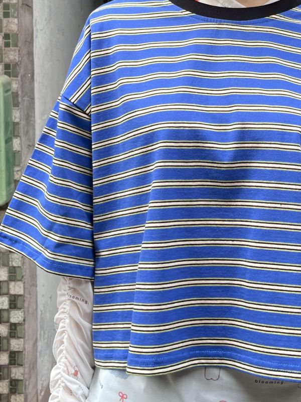 短版橫條紋短袖上衣 