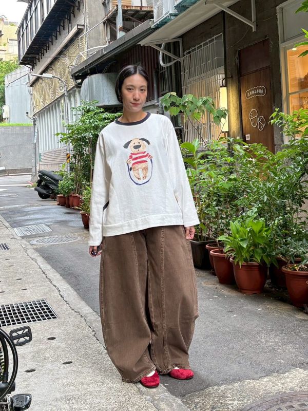 巧克力色刷白拼接車縫彎刀褲 