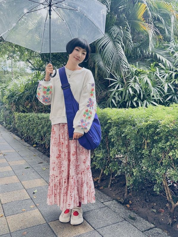 拼接刺繡小花園袖圓領上衣 