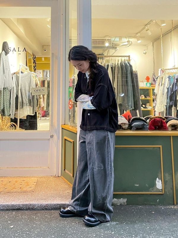 後口袋圓弧車線後鬆緊水洗彎刀褲 