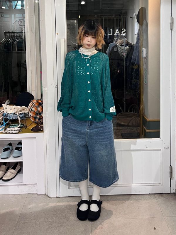 針織鏤空排扣字母小標落肩上衣 