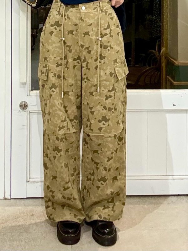 滿版花兩側翻蓋大口袋迷彩風格長褲 