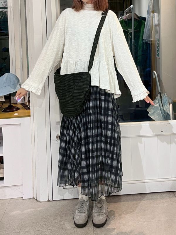 白色直紋花邊長袖針織上衣 