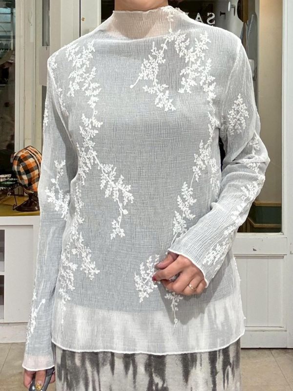 白色皺皺布刺繡花微高領透膚上衣 