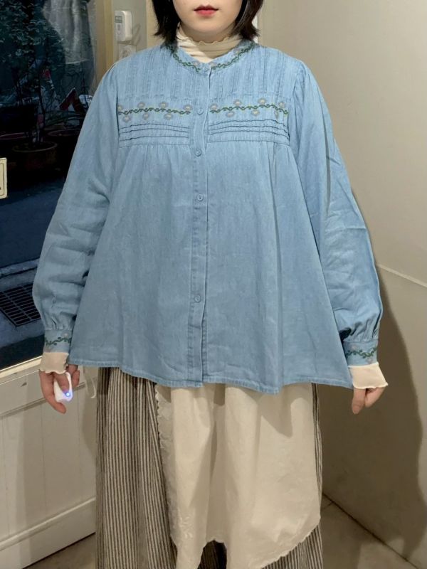 胸前打折刺繡泡泡袖縮口襯衫 