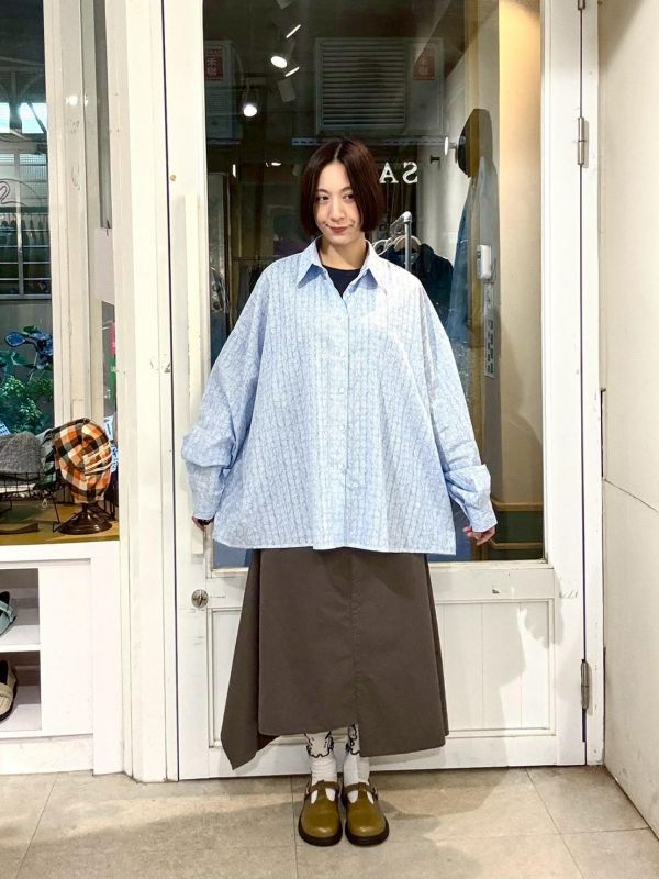 滿版花落肩寬版花形鈕扣襯衫 