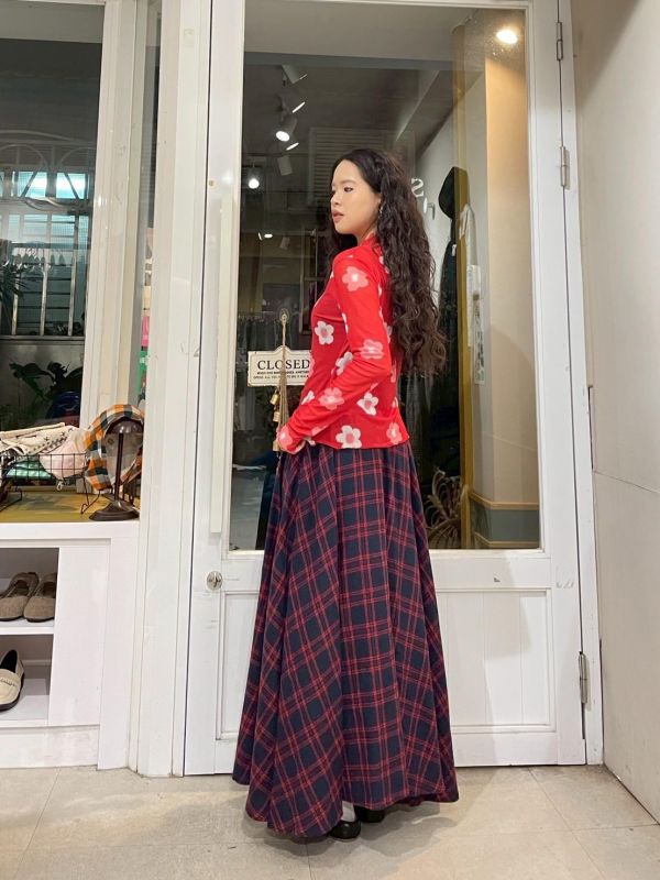 滿版撞色花朵透膚木耳捲邊上衣 