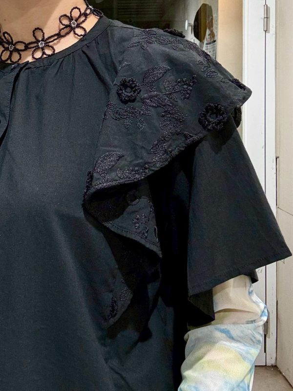 黑色雙層袖圓領排扣上衣 