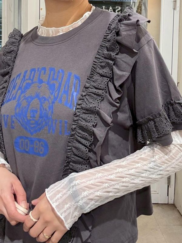 版滿蝴蝶結刺繡微高領透膚長袖上衣 