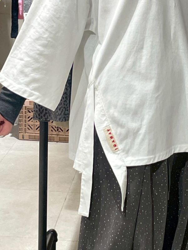 下擺大收邊開衩小布標九分袖上衣 