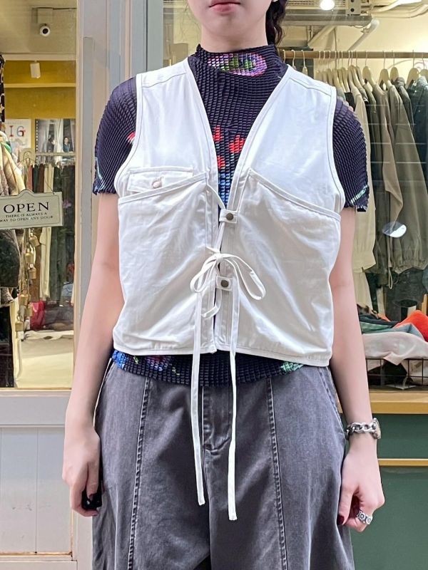 銅扣綁帶短版解構背心 