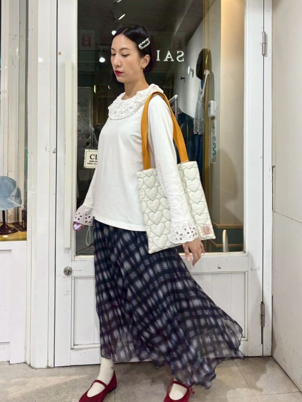 白色鏤空刺繡上層荷葉領喇叭袖上衣 