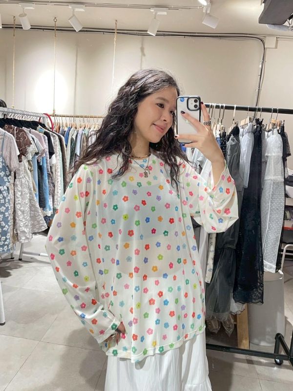 滿版彩色圖案落肩寬鬆透膚長版上衣 