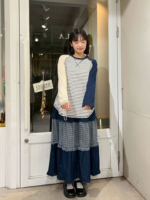 反車線側開衩圓弧下擺撞色拼接袖條紋上衣 