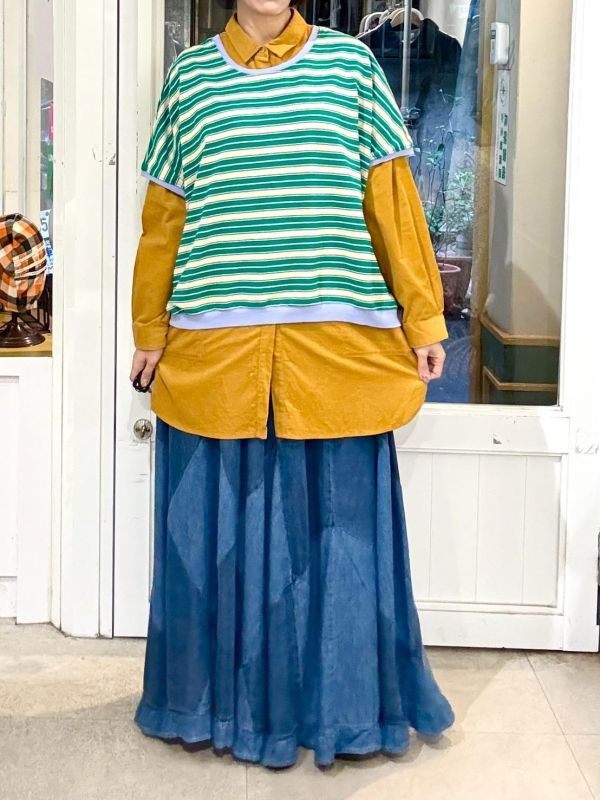 綠色條紋藍色滾邊落肩短板上衣 