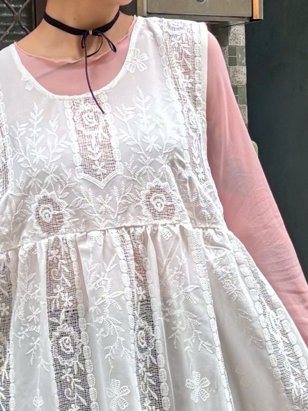 精緻刺繡蕾絲拼接立體打褶抓皺寬背心 