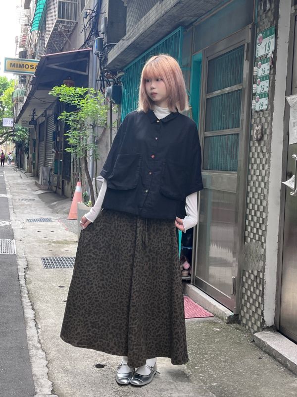 黑色彩扣雙口袋落肩襯衫 