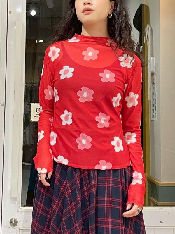 滿版撞色花朵透膚木耳捲邊上衣 