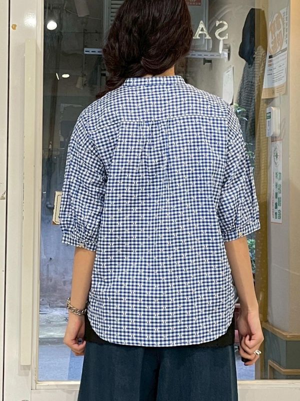 立體毛球藍白方格圓弧下擺五分袖前短後長中山領襯衫 