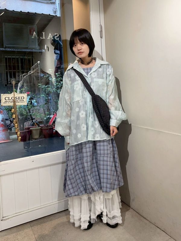 立體花壓紋前短後長雙口袋長袖襯衫 