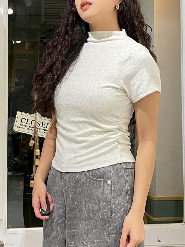 簡約素色微高領側抓皺合身短袖上衣 