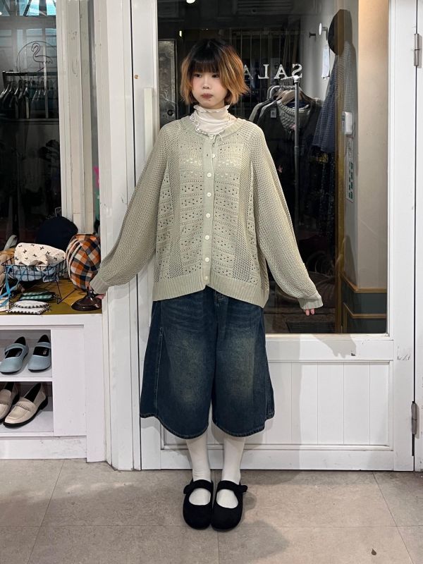 針織鏤空排扣字母小標落肩上衣 