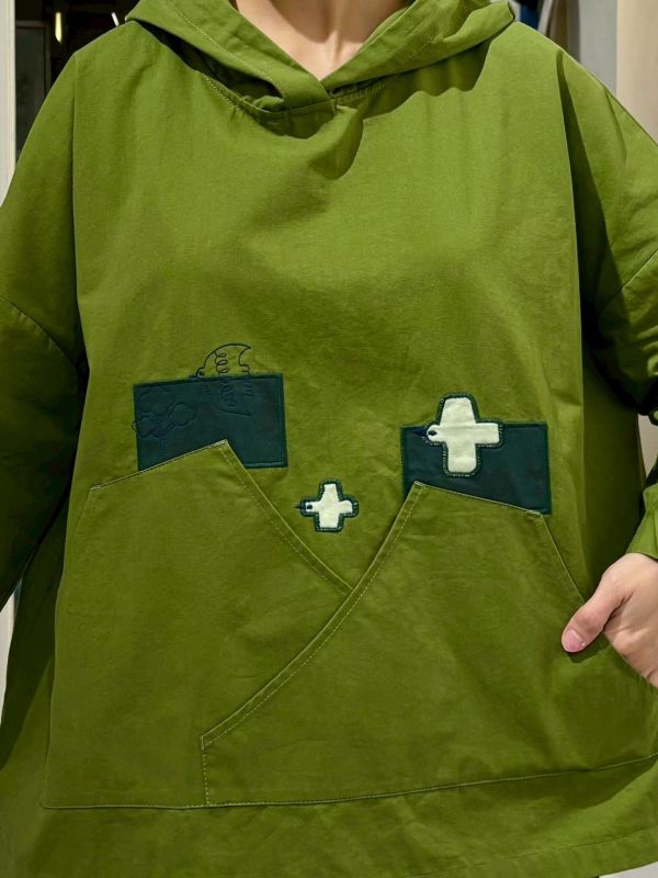 落肩不規則口袋飛鳥刺繡連帽上衣 