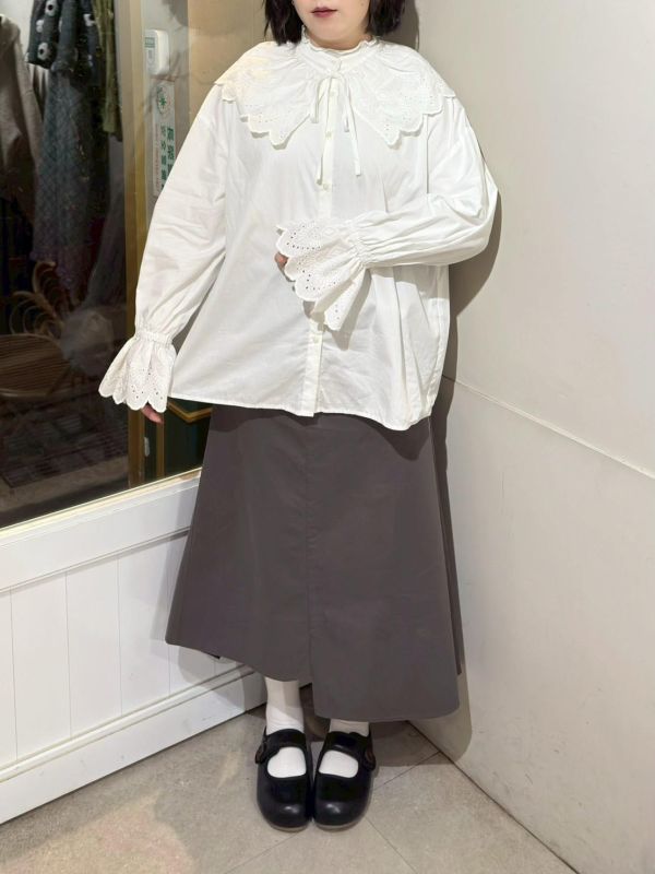 鏤空花瓣袖圓領襯衫附領片 