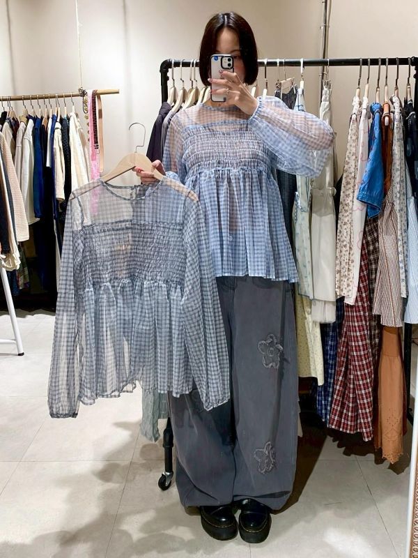 格子胸前彈性抓皺傘狀透膚上衣 