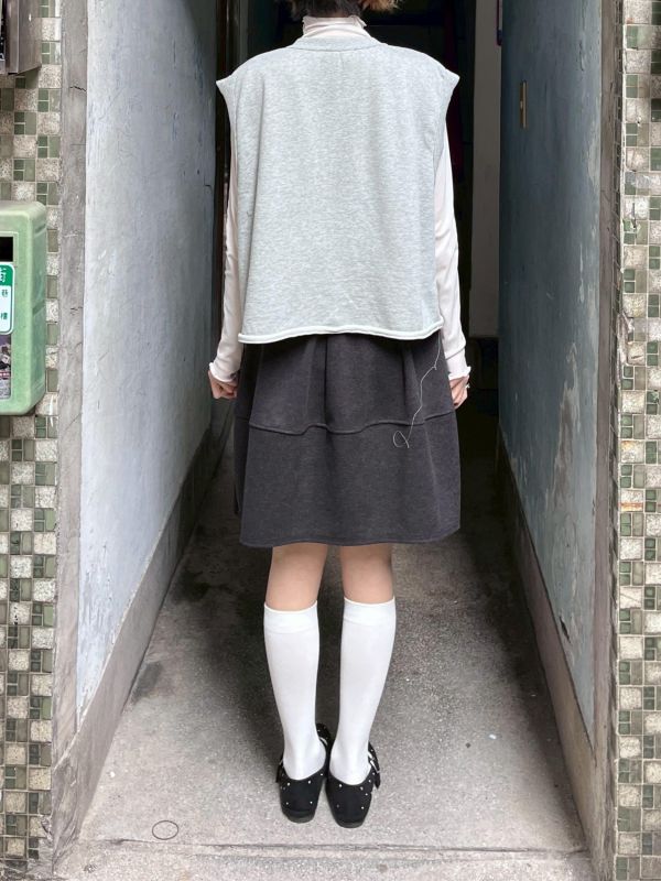 不收邊刺繡小標排扣背心 