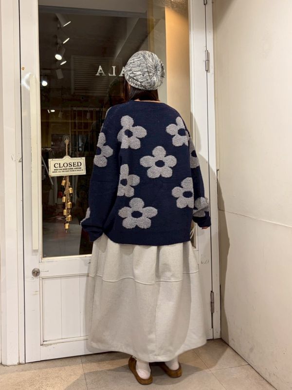 立體毛毛花朵圓領落肩毛衣 