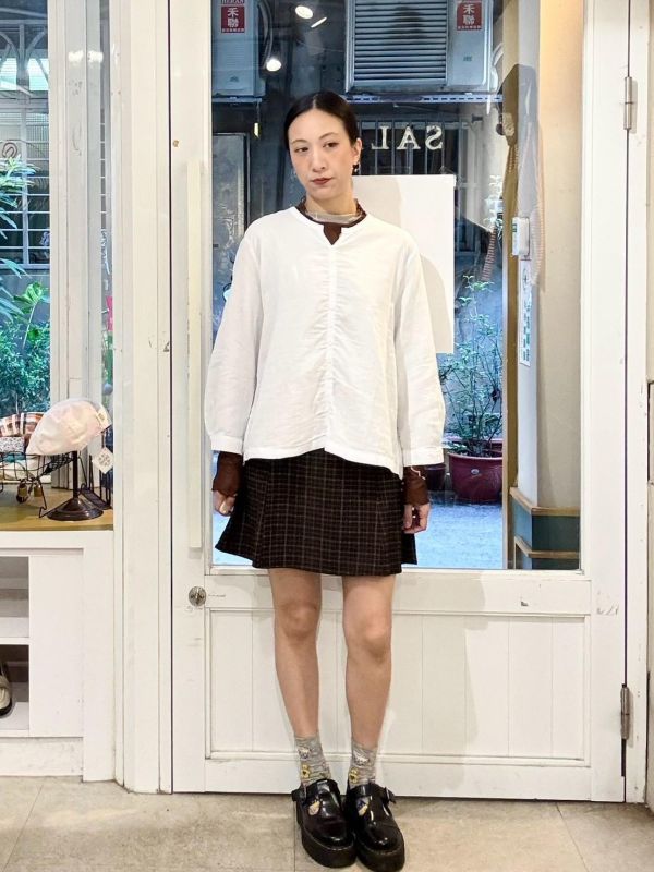 棉麻小V領假排釦長袖上衣 