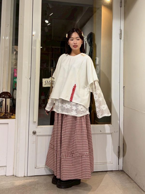 反折袖設計紅色桂冠刺繡小布標上衣 