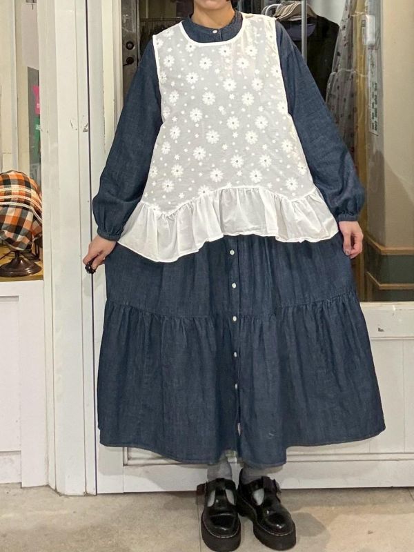 白色滿版刺繡花下擺弧度抓皺拼接背心 