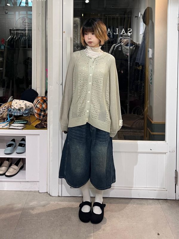 針織鏤空排扣字母小標落肩上衣 