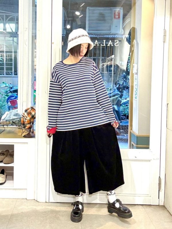 黑色細燈芯絨繭型九分寬褲 