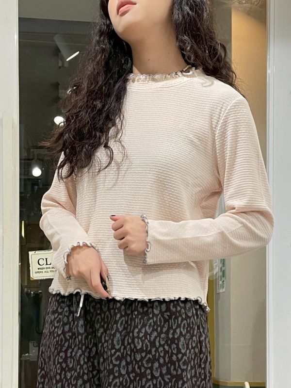 撞色木耳滾邊高領抓皺立體針織紋長袖上衣 