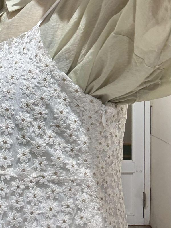 側拉鍊滿版刺繡小花吊帶背心洋裝 