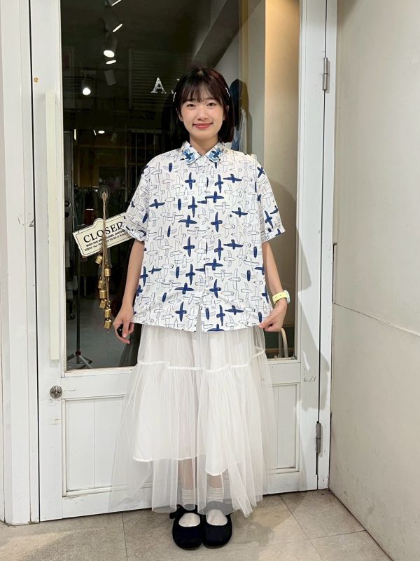 滿版飛鳥精緻刺繡領胸前口袋側開衩前短後長短袖襯衫 