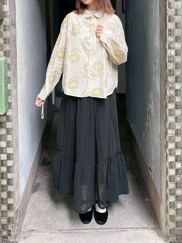 米色滿版立體花朵襯衫 