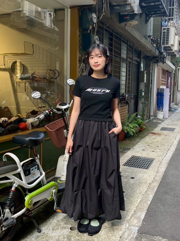 打摺造型兩側口袋鬆緊腰花苞長裙 