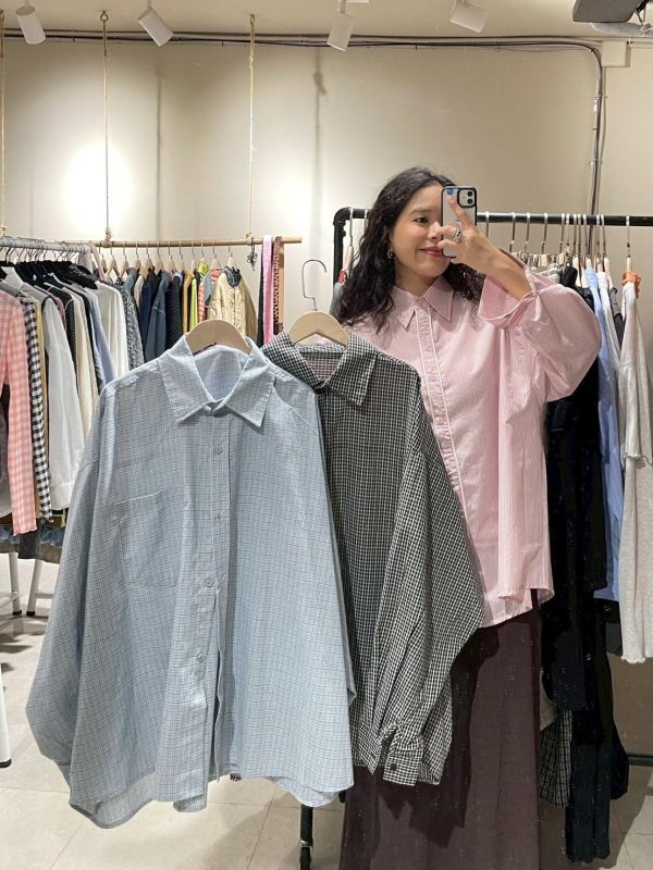 經典百搭寬鬆落肩格紋前短後長翻領襯衫 