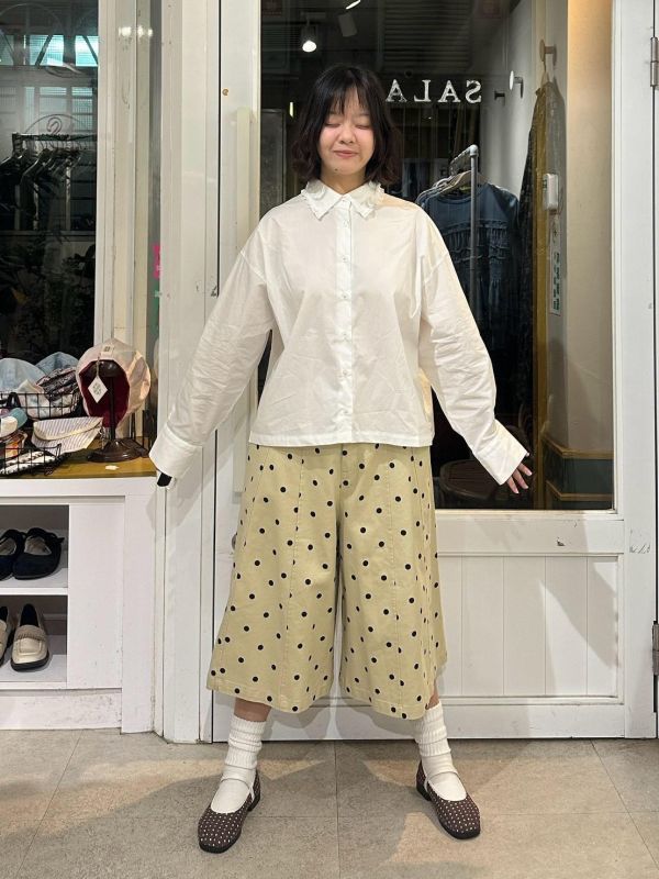 白色花邊領襯衫 