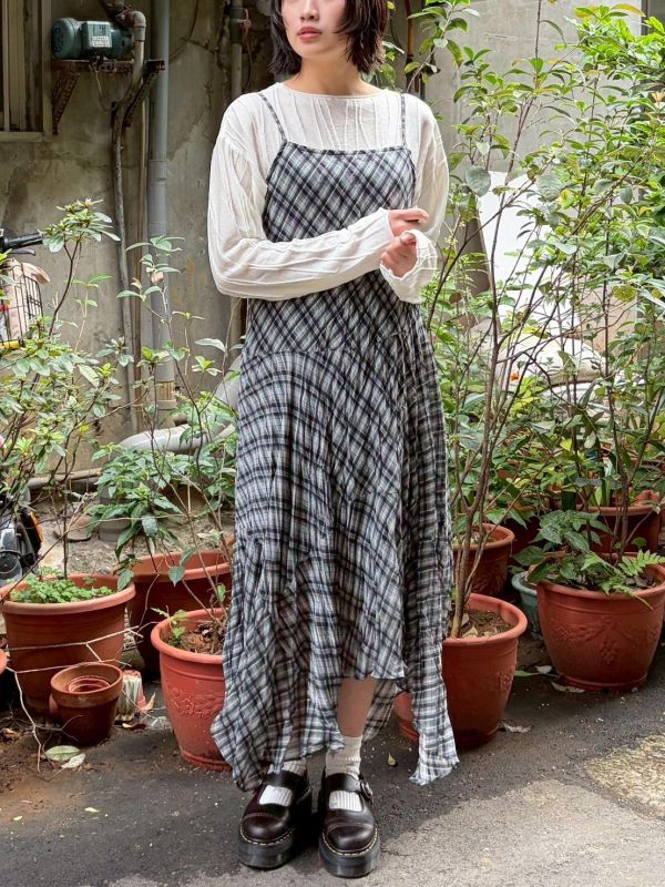 抓褶皺設計不規則下擺格紋細肩帶洋裝 