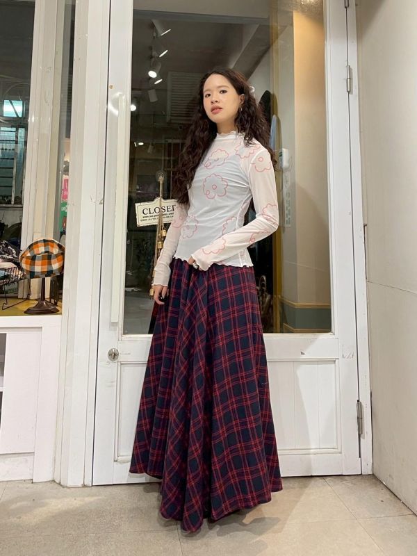 滿版插畫小花木耳捲邊透露上衣 