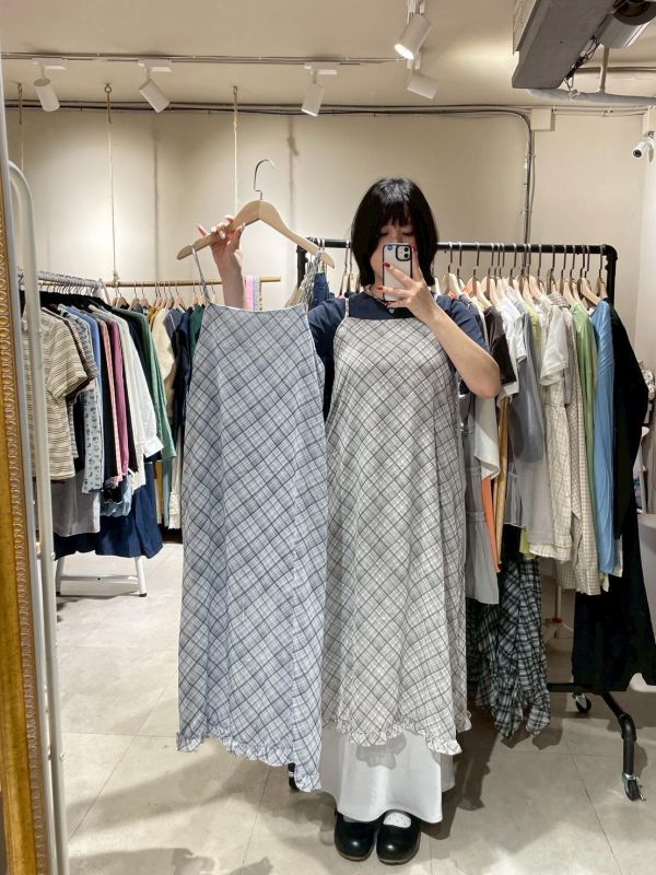 菱紋後鬆緊開叉捲邊下擺吊帶洋裝 