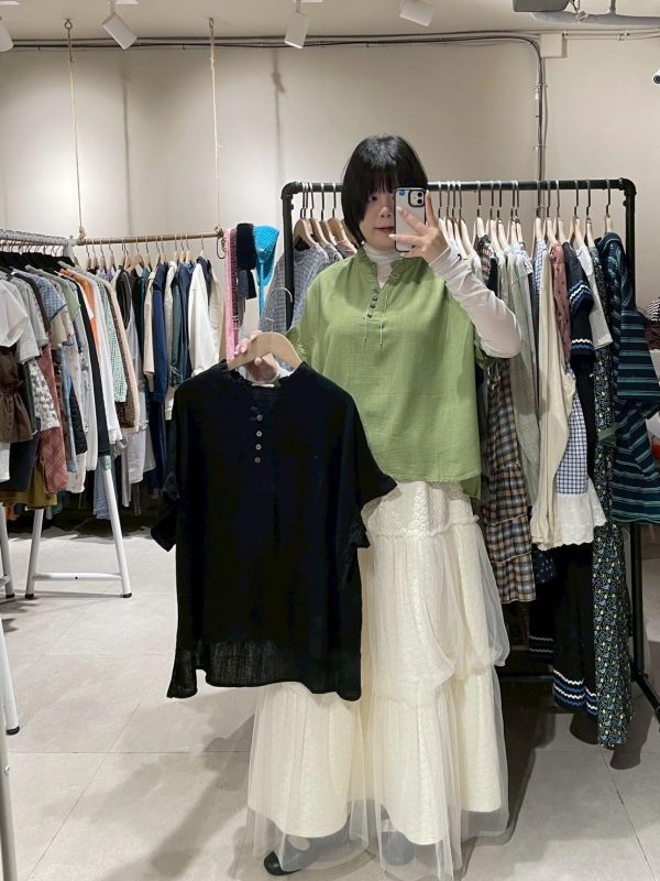 棉麻荷葉袖排扣前短後長上衣 